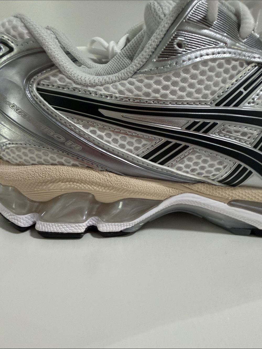 ASICS Silver, White & Beige Men size 8.5 Athletic Running Shoes - Picture 3 of 9